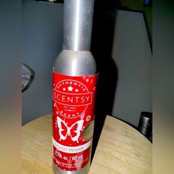 SCENTSY ROOM FRAGMENT " SCARLET WOODS" - Picture 1 of 2